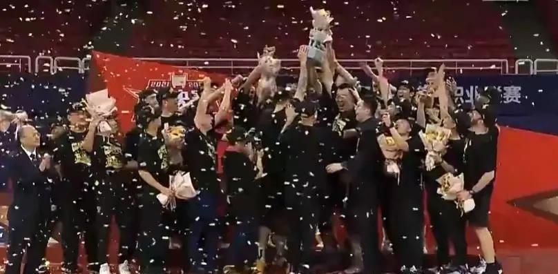 古天乐、张智霖、吴镇宇三位演员更是将复杂的人性挣扎演绎得淋漓尽致，让许多观众直呼“头皮发麻”
